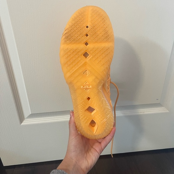 Lebron 18 EP sisterhood basketball shoes - Picture 4 of 5